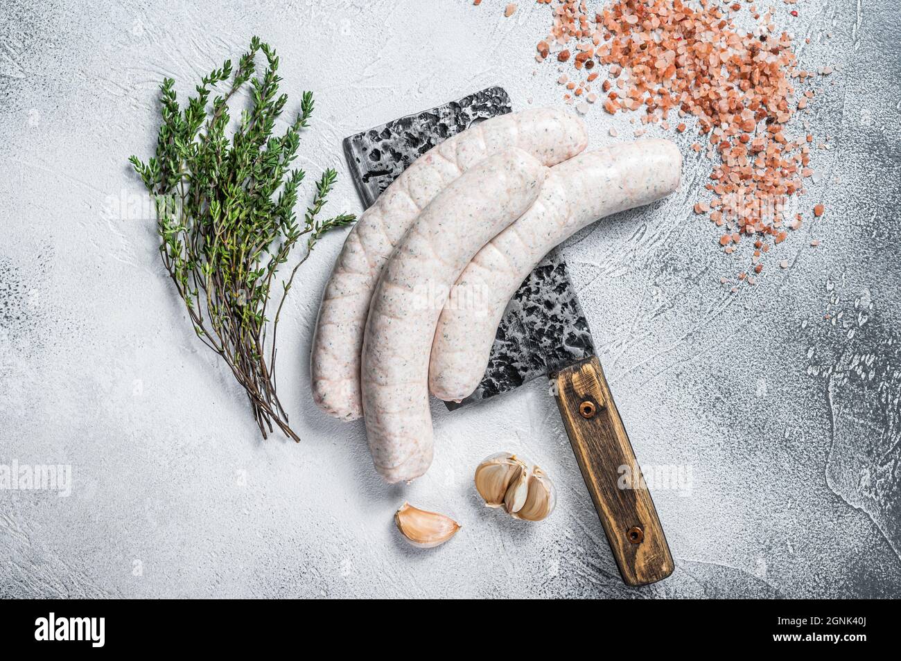 Salsicce bianche tradizionali bavaresi su una scissione di carne. Sfondo bianco. Vista dall'alto Foto Stock