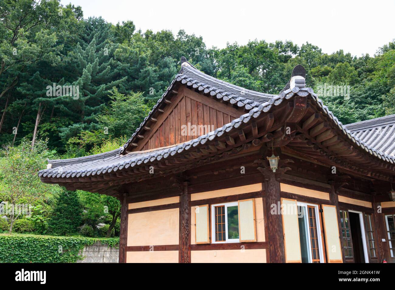 Paju, Gyeonggi-do, Repubblica di Corea - 13 agosto 2021. Tempio tradizionale coreano. Tempio yakcheonsa. Buddismo coreano. Foto Stock