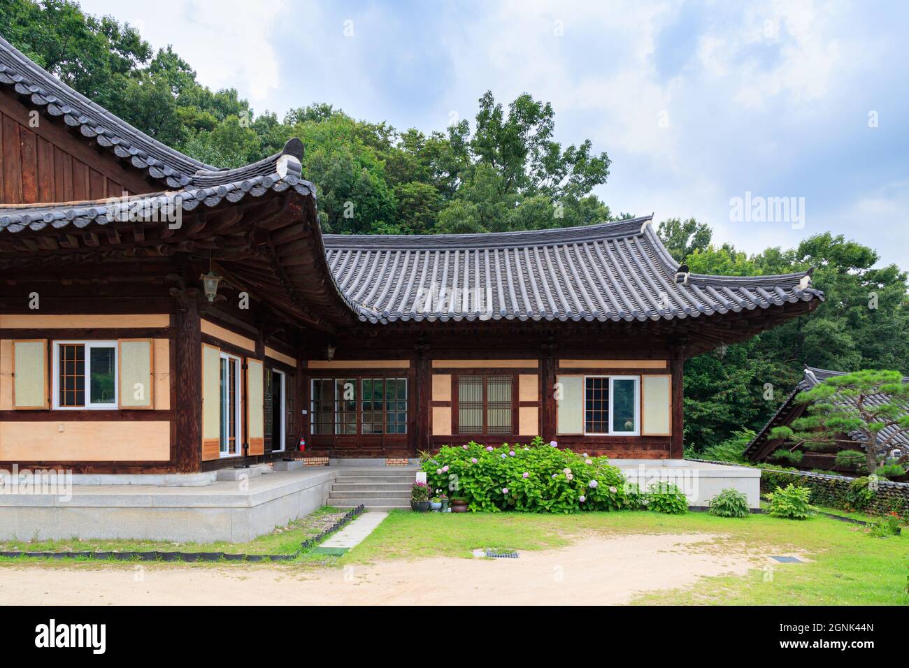 Paju, Gyeonggi-do, Repubblica di Corea - 13 agosto 2021. Tempio tradizionale coreano. Tempio yakcheonsa. Buddismo coreano. Foto Stock