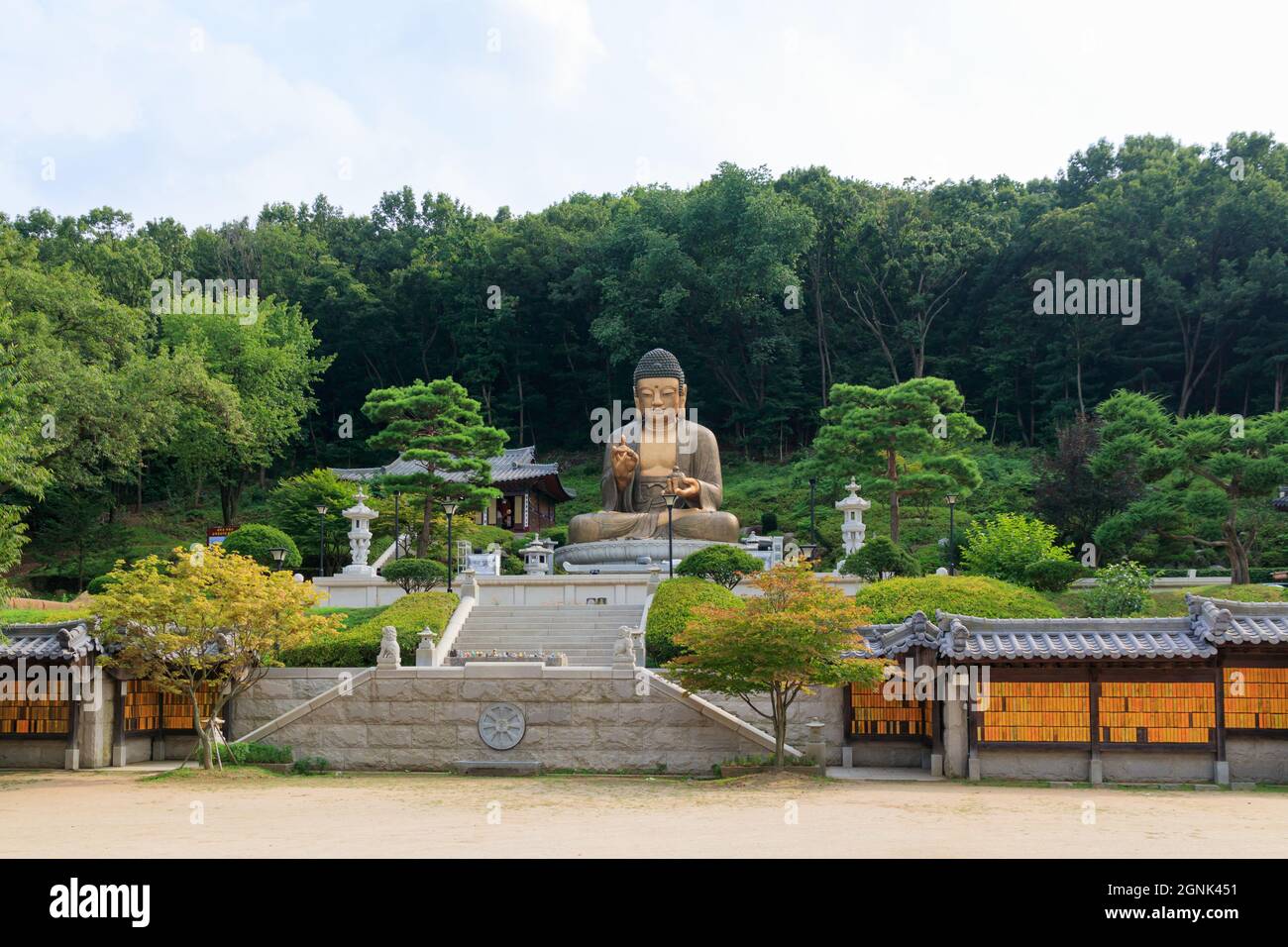 Paju, Gyeonggi-do, Repubblica di Corea - 13 agosto 2021. Tempio tradizionale coreano. Tempio yakcheonsa. Buddismo coreano. Foto Stock