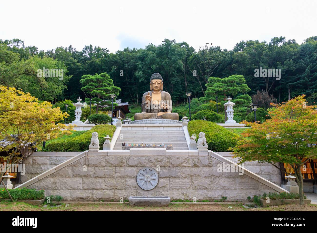 Paju, Gyeonggi-do, Repubblica di Corea - 13 agosto 2021. Tempio tradizionale coreano. Tempio yakcheonsa. Buddismo coreano. Foto Stock