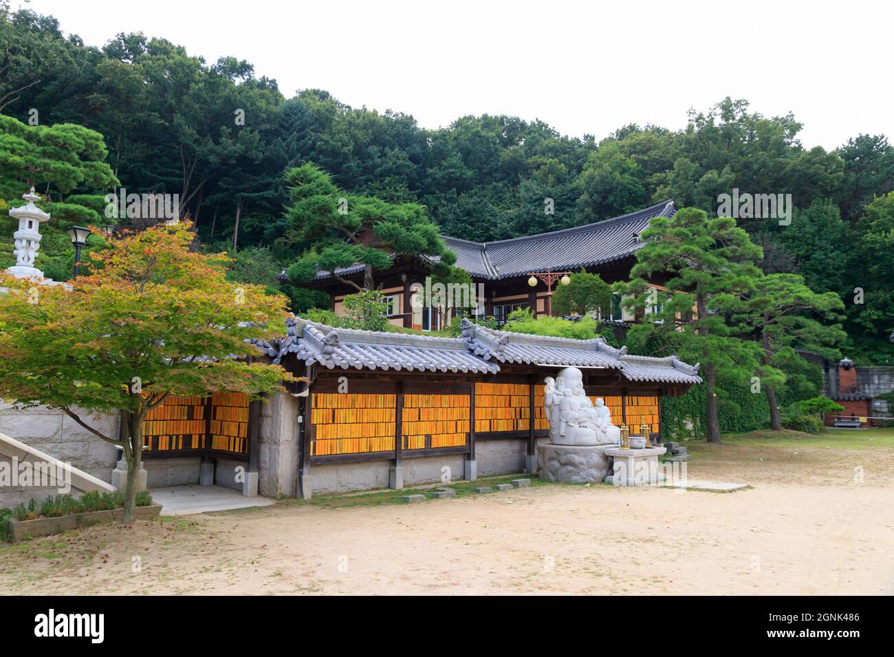Paju, Gyeonggi-do, Repubblica di Corea - 13 agosto 2021. Tempio tradizionale coreano. Tempio yakcheonsa. Buddismo coreano. Foto Stock