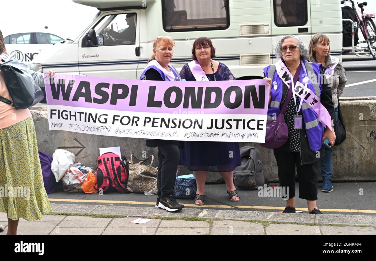 Brighton UK 26 Settembre 2021 - WASPI donne che protestano per la giustizia pensionistica alla Conferenza del Partito del lavoro che si svolge nel Centro di Brighton : Credit Simon Dack / Alamy Live News Foto Stock
