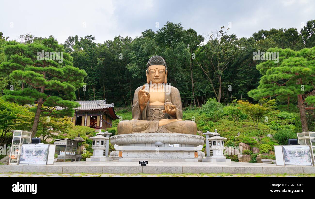 Paju, Gyeonggi-do, Repubblica di Corea - 13 agosto 2021. Tempio tradizionale coreano. Tempio yakcheonsa. Buddismo coreano. Foto Stock