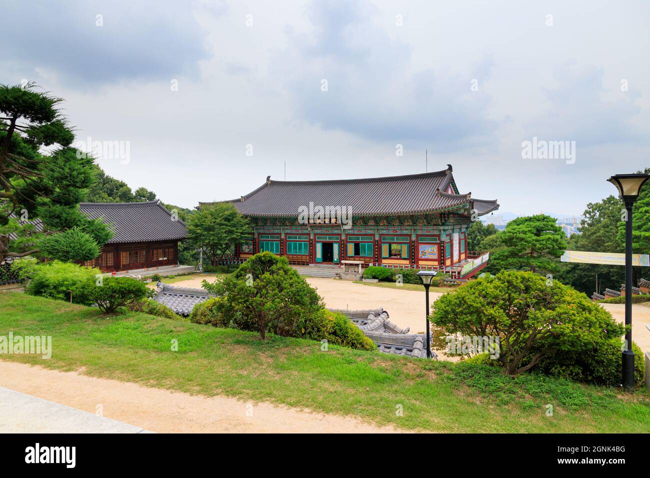Paju, Gyeonggi-do, Repubblica di Corea - 13 agosto 2021. Tempio tradizionale coreano. Tempio yakcheonsa. Buddismo coreano. Foto Stock