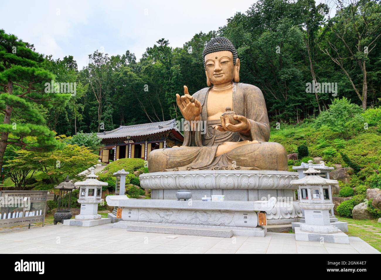 Paju, Gyeonggi-do, Repubblica di Corea - 13 agosto 2021. Tempio tradizionale coreano. Tempio yakcheonsa. Buddismo coreano. Foto Stock