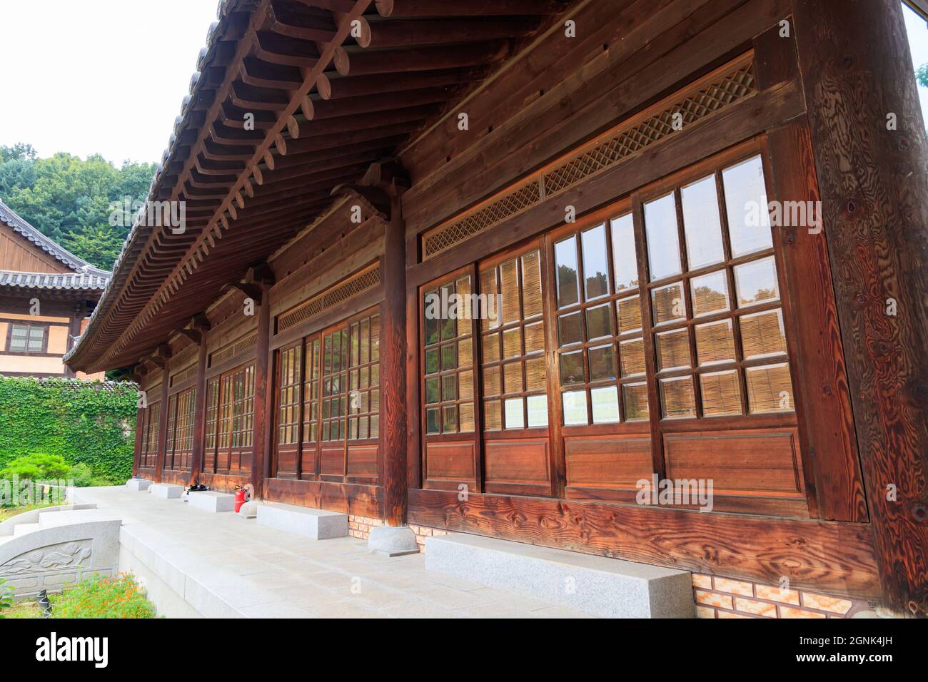 Paju, Gyeonggi-do, Repubblica di Corea - 13 agosto 2021. Tempio tradizionale coreano. Tempio yakcheonsa. Buddismo coreano. Foto Stock