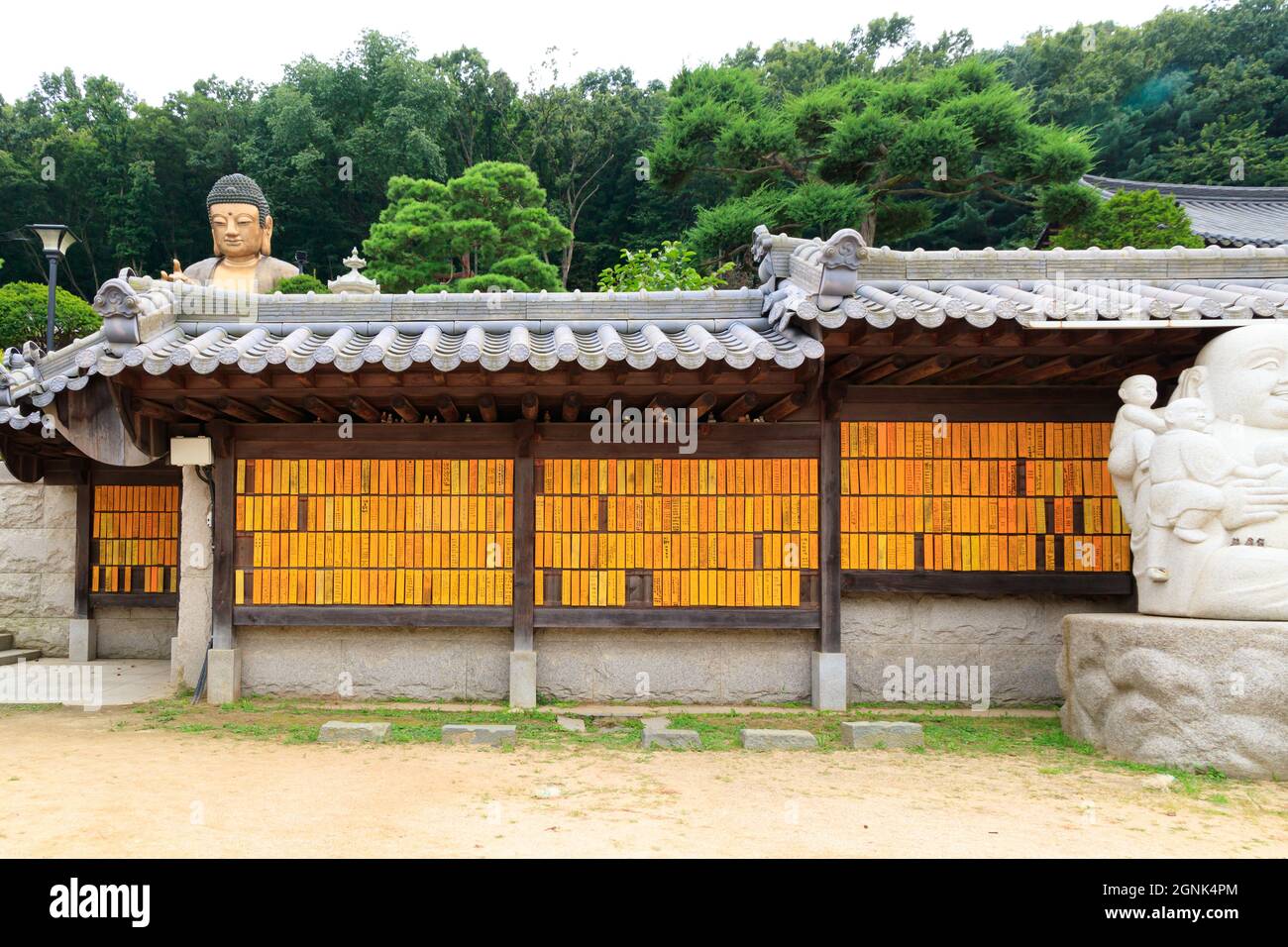 Paju, Gyeonggi-do, Repubblica di Corea - 13 agosto 2021. Tempio tradizionale coreano. Tempio yakcheonsa. Buddismo coreano. Foto Stock