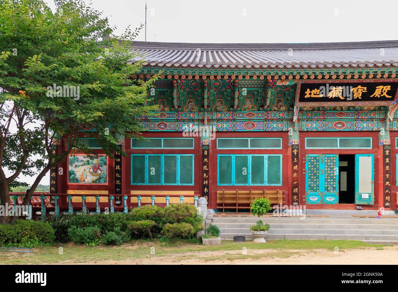 Paju, Gyeonggi-do, Repubblica di Corea - 13 agosto 2021. Tempio tradizionale coreano. Tempio yakcheonsa. Buddismo coreano. Foto Stock