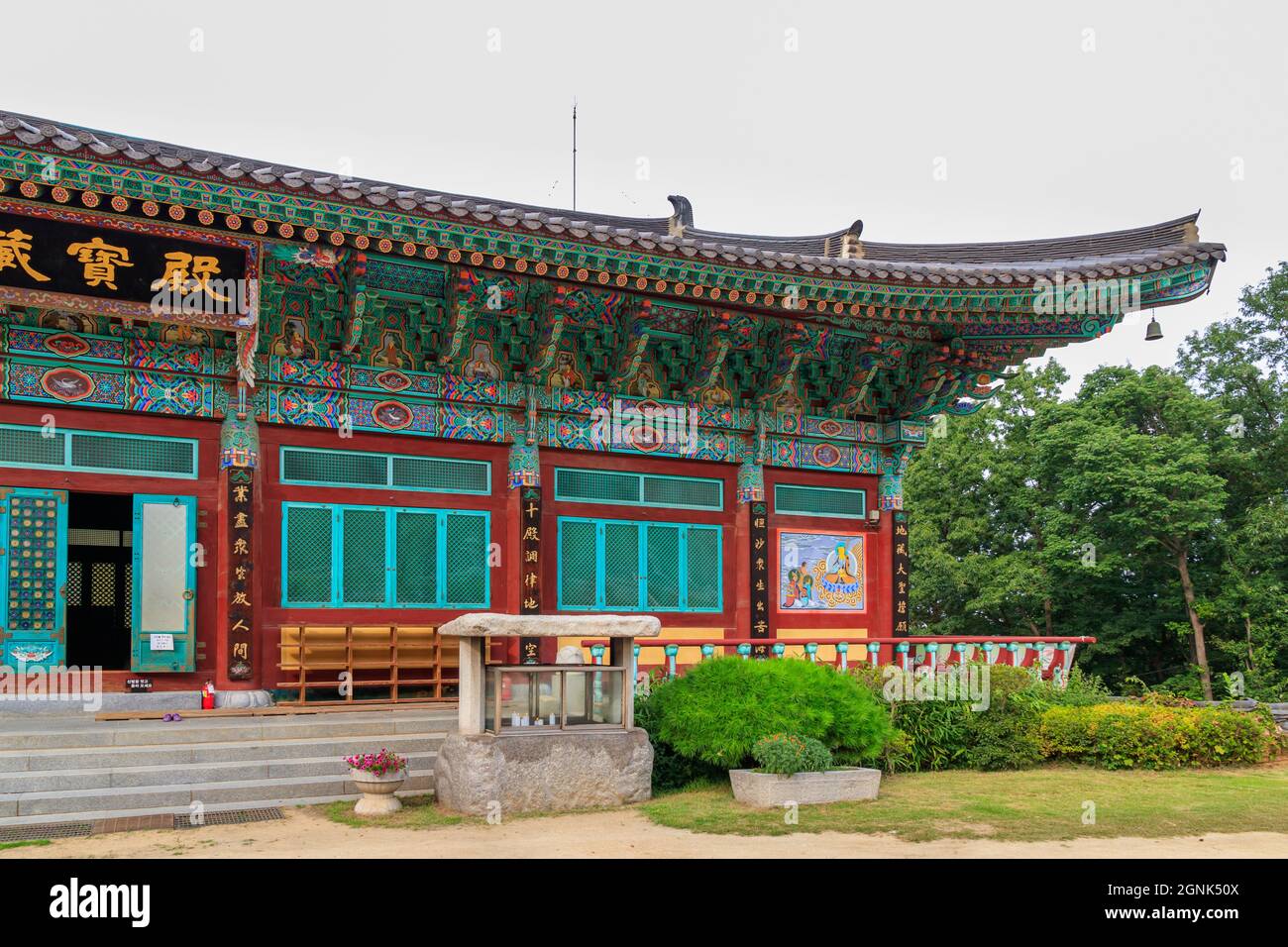 Paju, Gyeonggi-do, Repubblica di Corea - 13 agosto 2021. Tempio tradizionale coreano. Tempio yakcheonsa. Buddismo coreano. Foto Stock