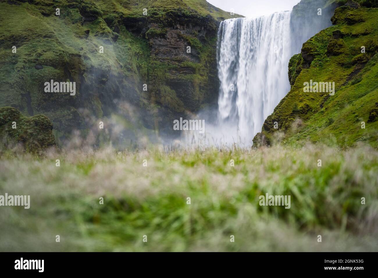 La famosa cascata di Skogarfoss nel sud dell'Islanda Foto Stock