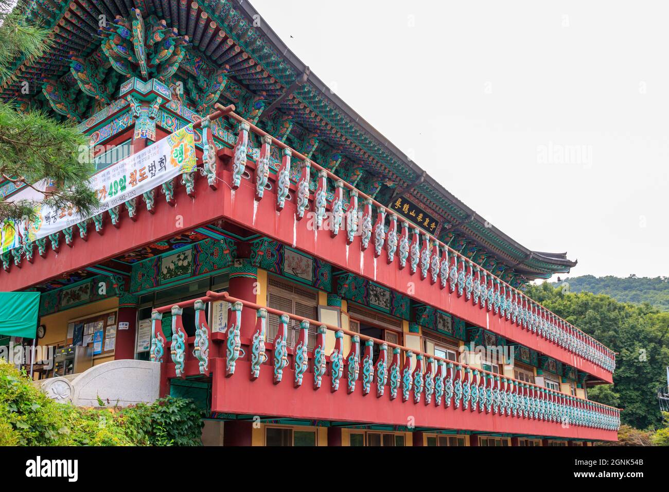Paju, Gyeonggi-do, Repubblica di Corea - 13 agosto 2021. Tempio tradizionale coreano. Tempio yakcheonsa. Buddismo coreano. Foto Stock