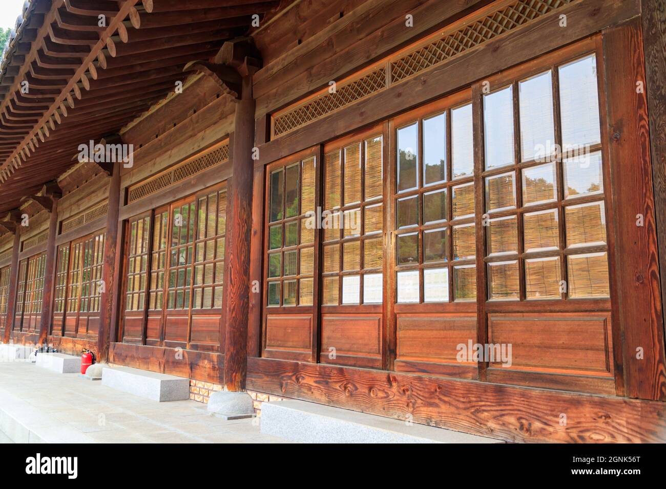 Paju, Gyeonggi-do, Repubblica di Corea - 13 agosto 2021. Tempio tradizionale coreano. Tempio yakcheonsa. Buddismo coreano. Foto Stock