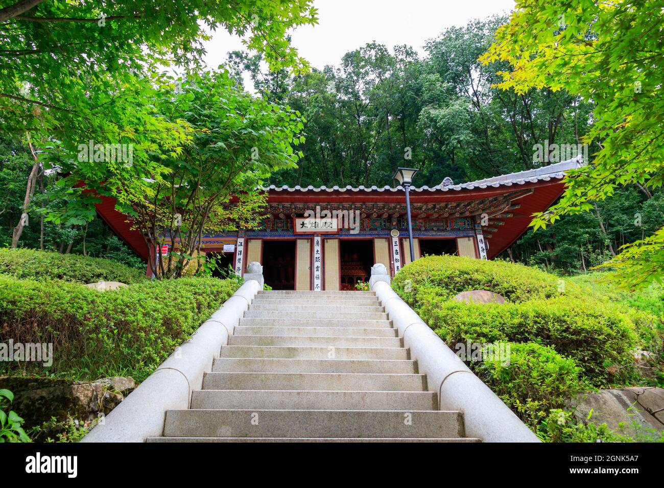 Paju, Gyeonggi-do, Repubblica di Corea - 13 agosto 2021. Tempio tradizionale coreano. Tempio yakcheonsa. Buddismo coreano. Foto Stock