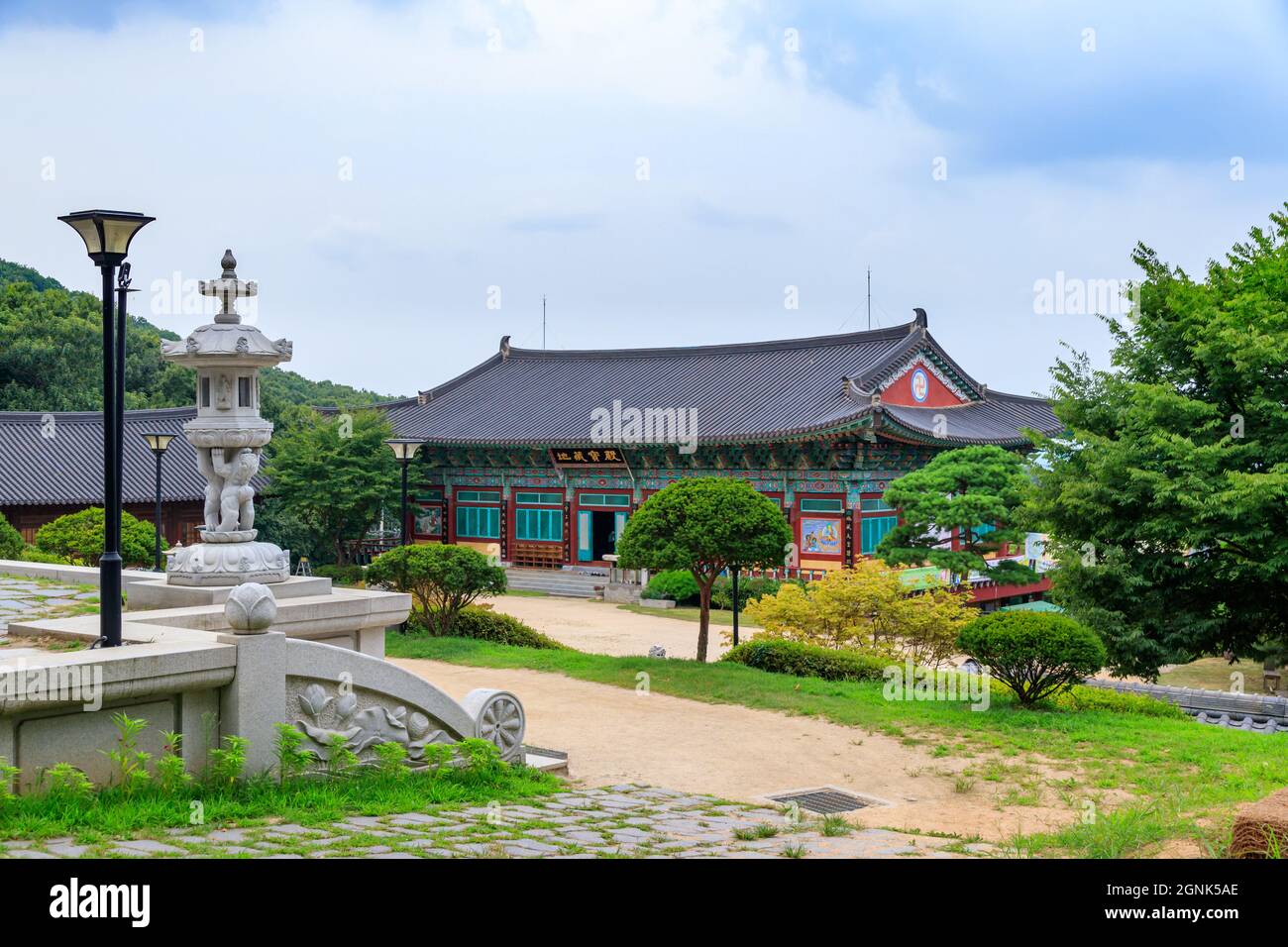 Paju, Gyeonggi-do, Repubblica di Corea - 13 agosto 2021. Tempio tradizionale coreano. Tempio yakcheonsa. Buddismo coreano. Foto Stock