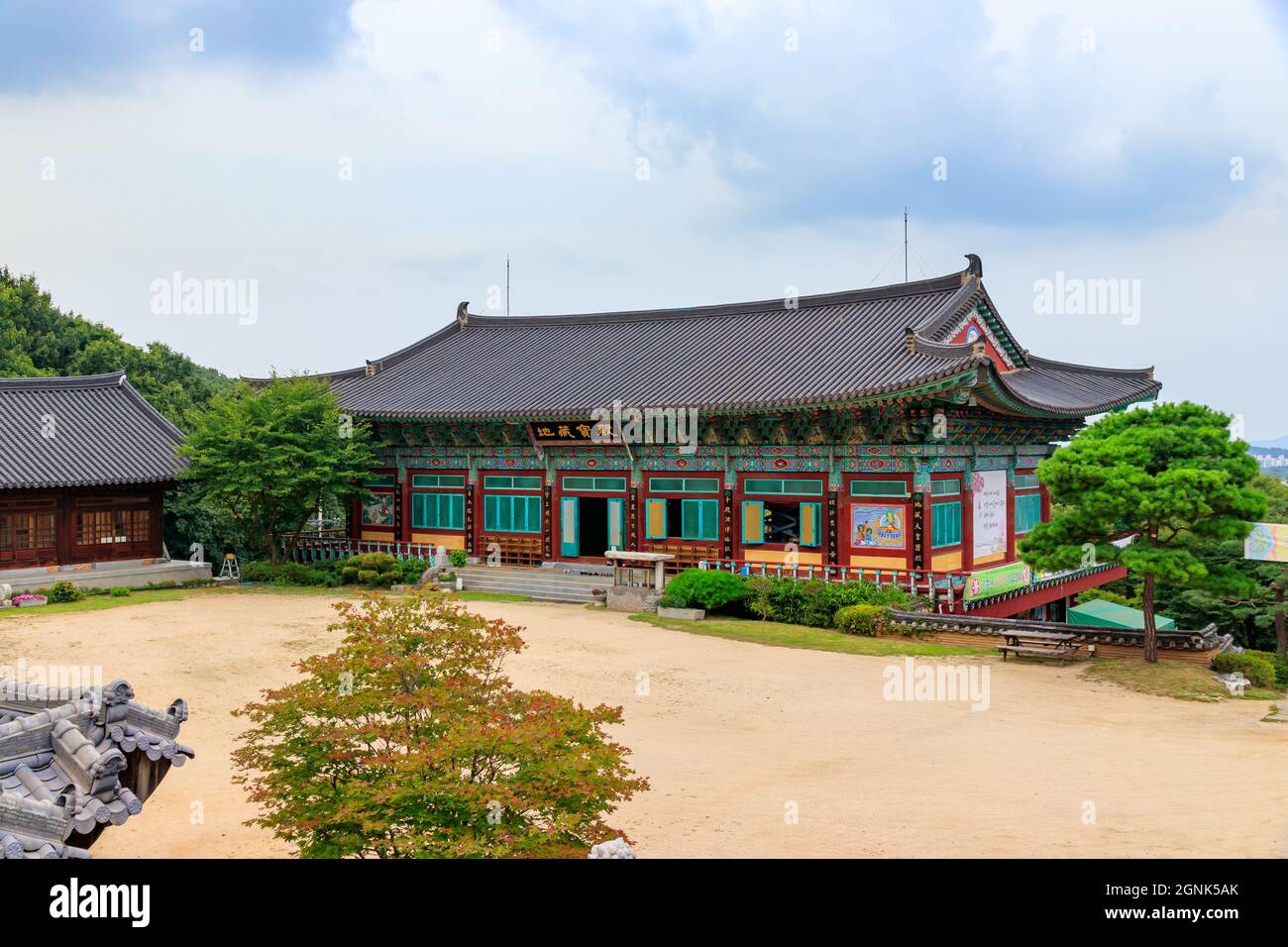 Paju, Gyeonggi-do, Repubblica di Corea - 13 agosto 2021. Tempio tradizionale coreano. Tempio yakcheonsa. Buddismo coreano. Foto Stock