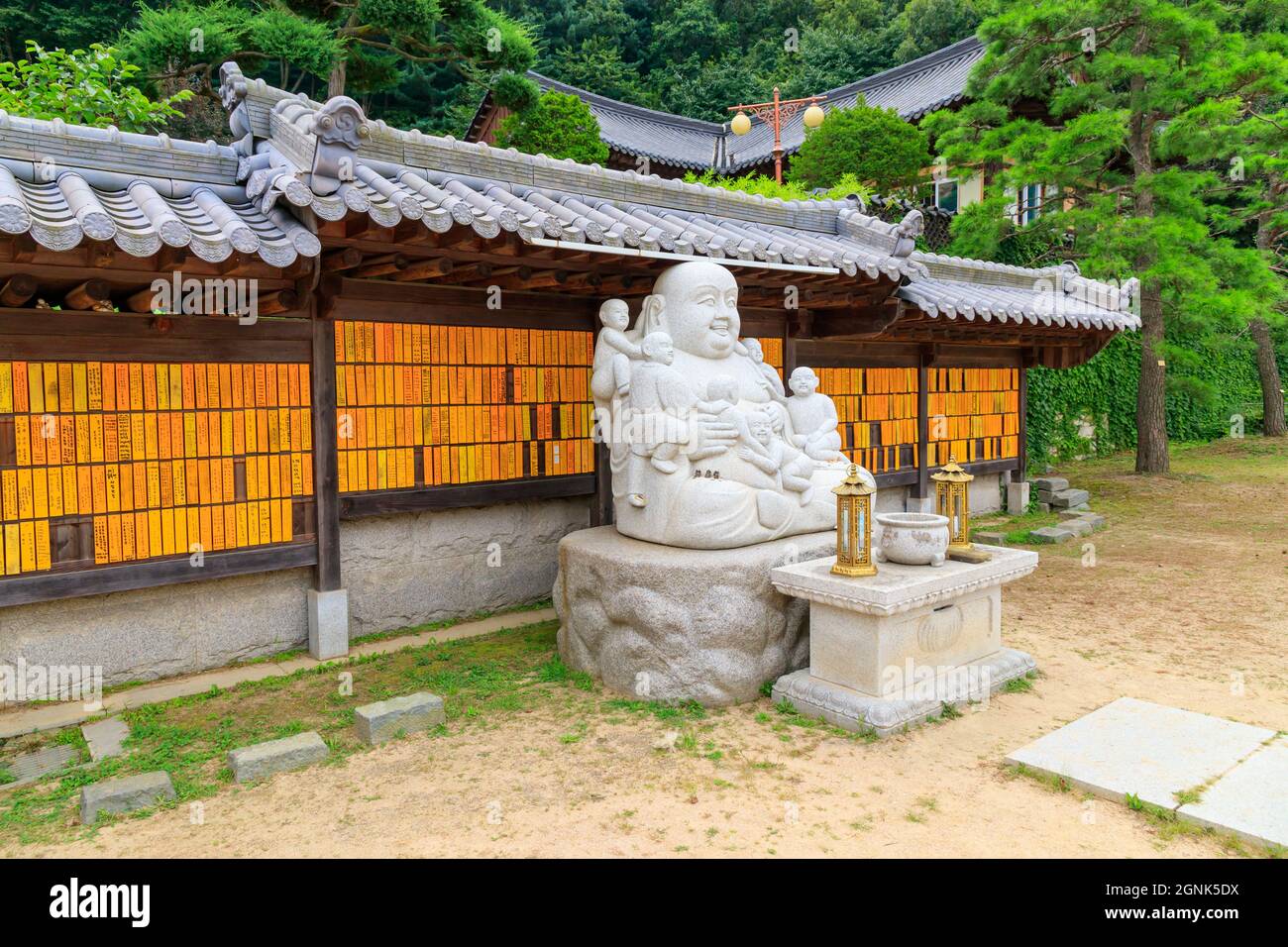 Paju, Gyeonggi-do, Repubblica di Corea - 13 agosto 2021. Tempio tradizionale coreano. Tempio yakcheonsa. Buddismo coreano. Foto Stock