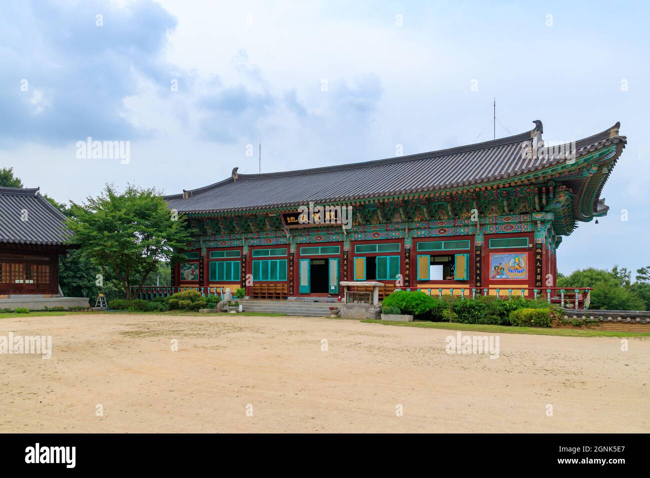 Paju, Gyeonggi-do, Repubblica di Corea - 13 agosto 2021. Tempio tradizionale coreano. Tempio yakcheonsa. Buddismo coreano. Foto Stock