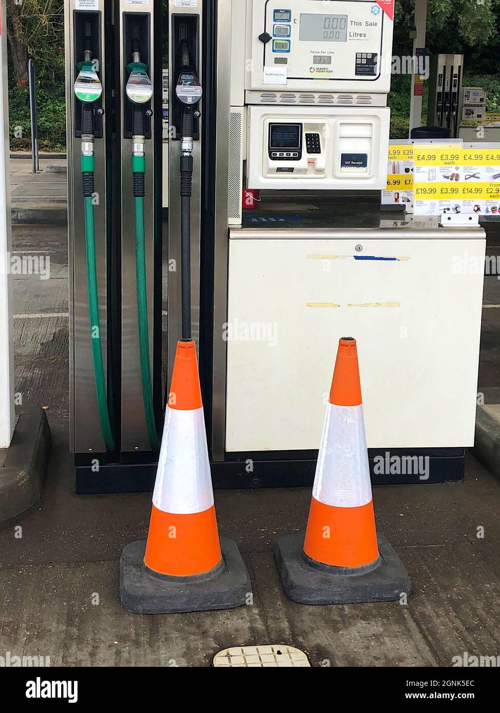 Ashford, Kent, Regno Unito. 26 settembre 2021. Carenze di carburante che interessano le stazioni di benzina di Ashford, Kent. Chiusura della stazione di servizio Tesco a causa della mancanza di carburante nelle pompe. Photo Credit: Paul Lawrenson /Alamy Live News Foto Stock