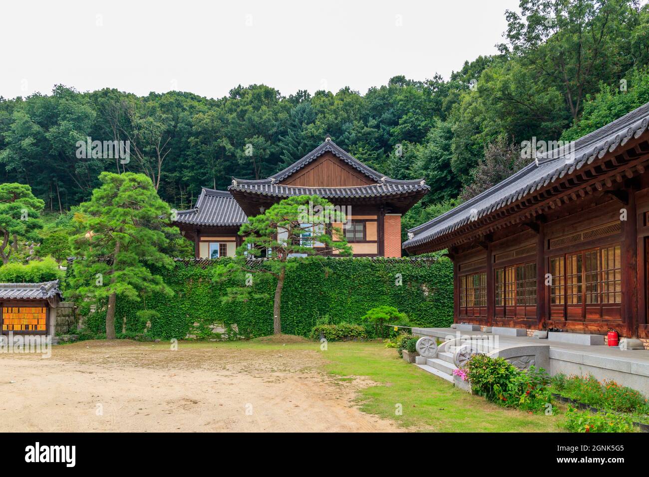 Paju, Gyeonggi-do, Repubblica di Corea - 13 agosto 2021. Tempio tradizionale coreano. Tempio yakcheonsa. Buddismo coreano. Foto Stock