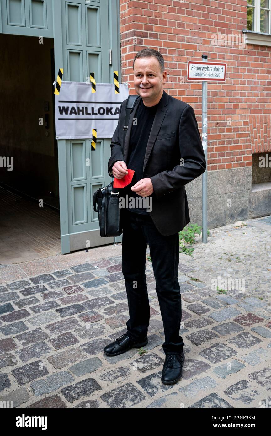 26 settembre 2021, Berlino: Klaus Lederer (Die Linke), primo candidato alla carica di sindaco di governo a Berlino, si trova di fronte al suo seggio elettorale a Berlino-Prenzlauer Berg. Foto: Fabian Sommer/dpa Foto Stock