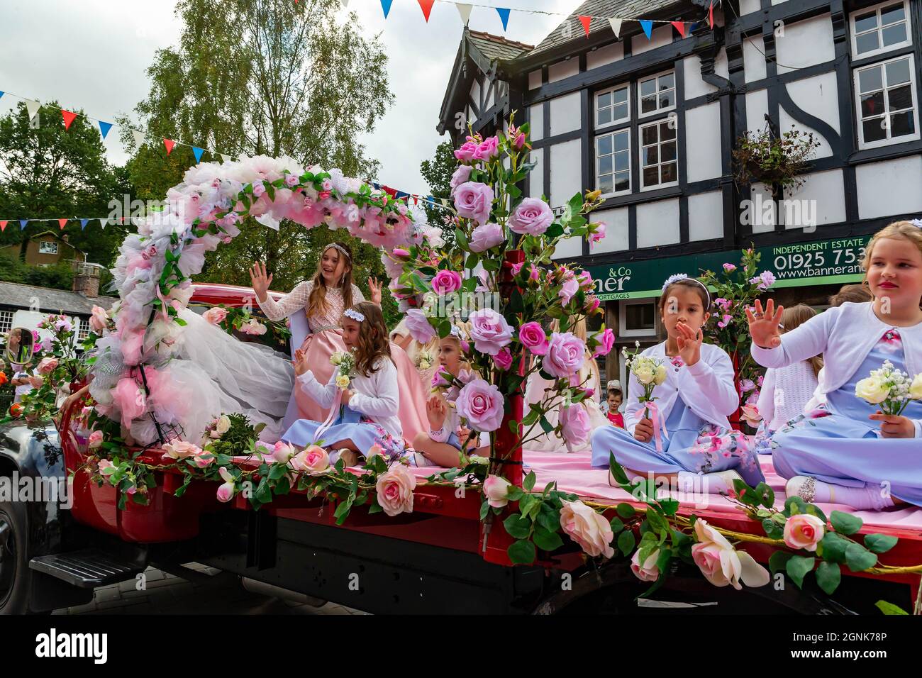 Lymm, Cheshire, Regno Unito. 25 Settembre 2021. 25 settembre 2021 - Lymm Village a Cheshire ha tenuto l'annuale Lymm May Queen Festival, rinviato all'inizio dell'anno a causa della pandemia COVID-19. Lymm Rose Queen è stata anche incoronata in questo evento Credit: John Hopkins/Alamy Live News Foto Stock