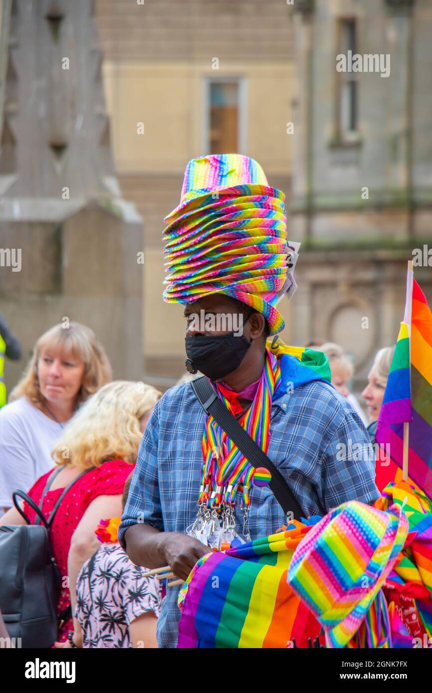 Uomo nero che indossa un mucchio di cappelli arcobaleno al Birmingham Pride Sabato 25 Settembre 2021 Foto Stock