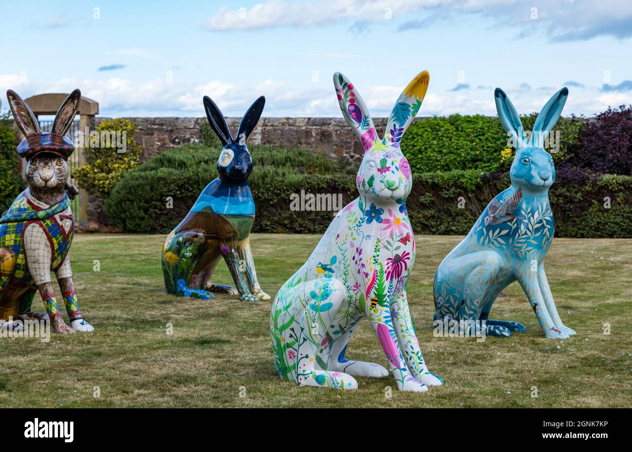 North Berwick, East Lothian, Scozia, Regno Unito, 26 settembre 2021. Hare Art Trail: 10 gigantesche sculture di lepre dipinte a mano, ognuna di un artista diverso, sono riunite nel prato del Marine Hotel prima che l'asta di beneficenza si svolgersi il 1 ottobre. E 'organizzato dalla carità Respite Leuchie House in collaborazione con Wild in Art Foto Stock