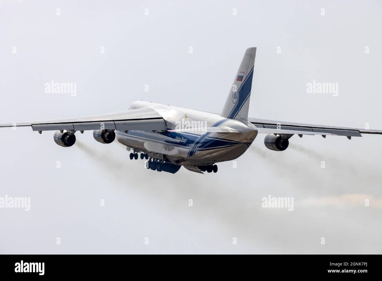 Volga-Dnepr Airlines Antonov AN-124-100 Ruslan (REG: RA-82079) si alza lentamente dalla pista 13. Foto Stock