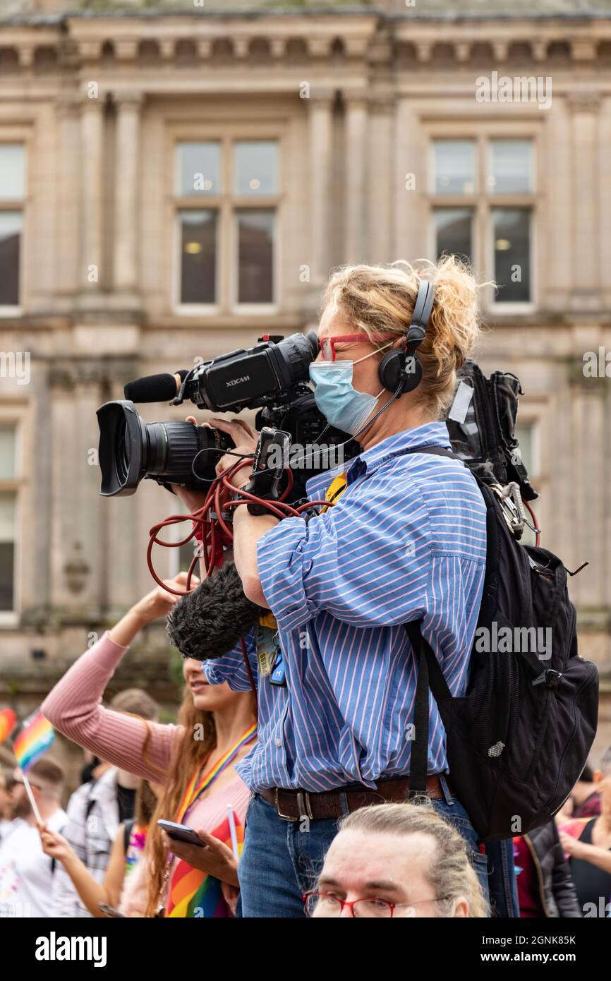 News femminile fotocamera operatore filmare a Birmingham Pride Sabato 25 settembre 2021 Foto Stock