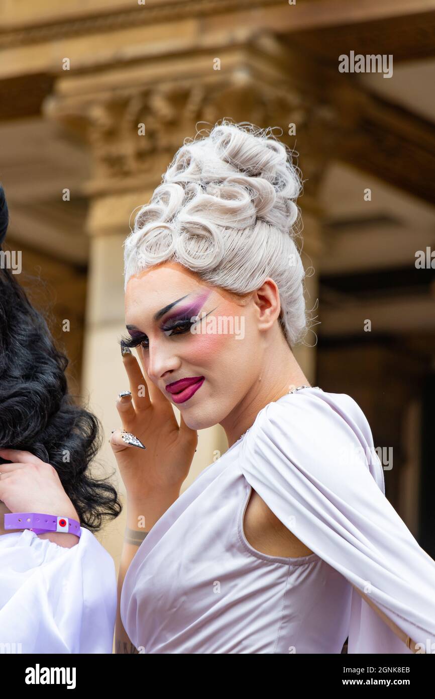 Drag regine godersi la sfilata al Birmingham Pride Sabato 25 settembre 2021 Foto Stock