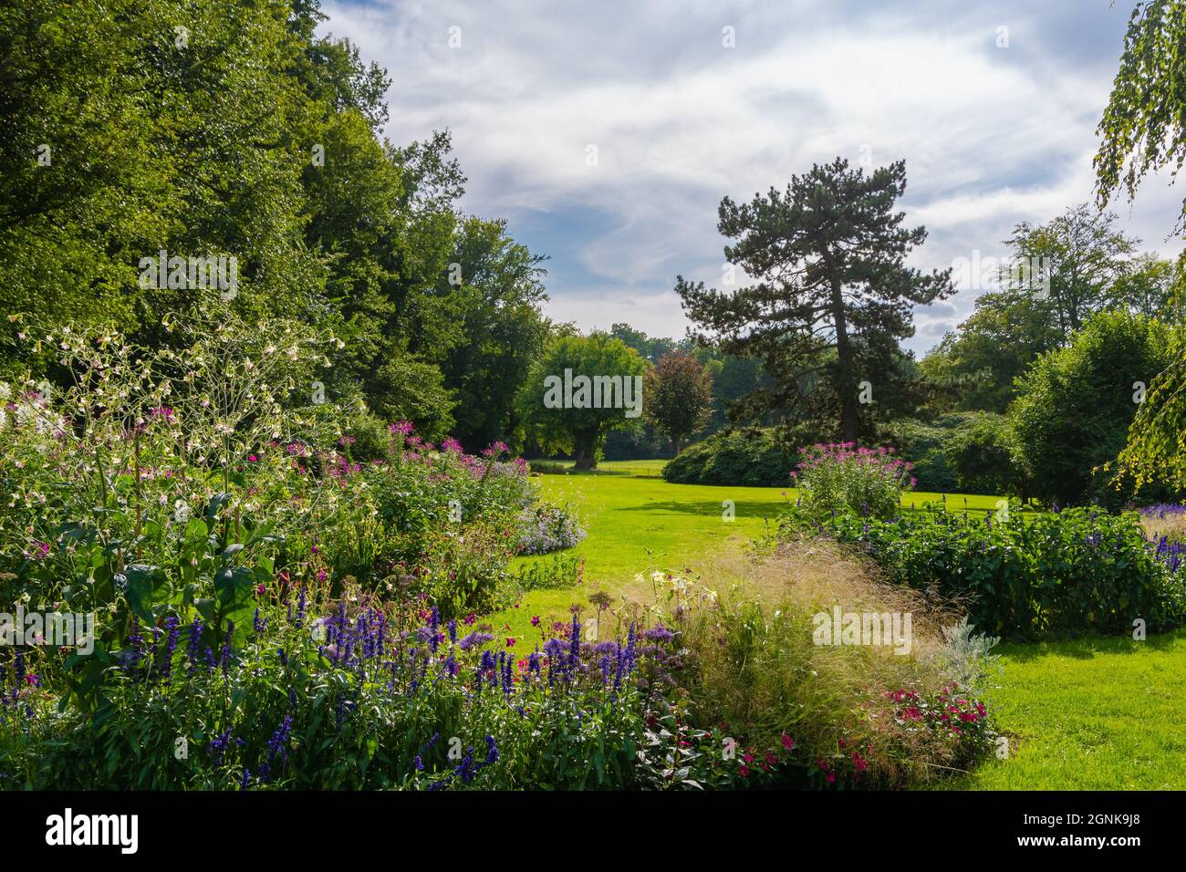 Bad Muskau an der polnischen Grenze, mit einem herrlichen Park und Schluss vom Fürst Pückler / confine con la Polonia, Fürst Pückler Parco con il castello Foto Stock