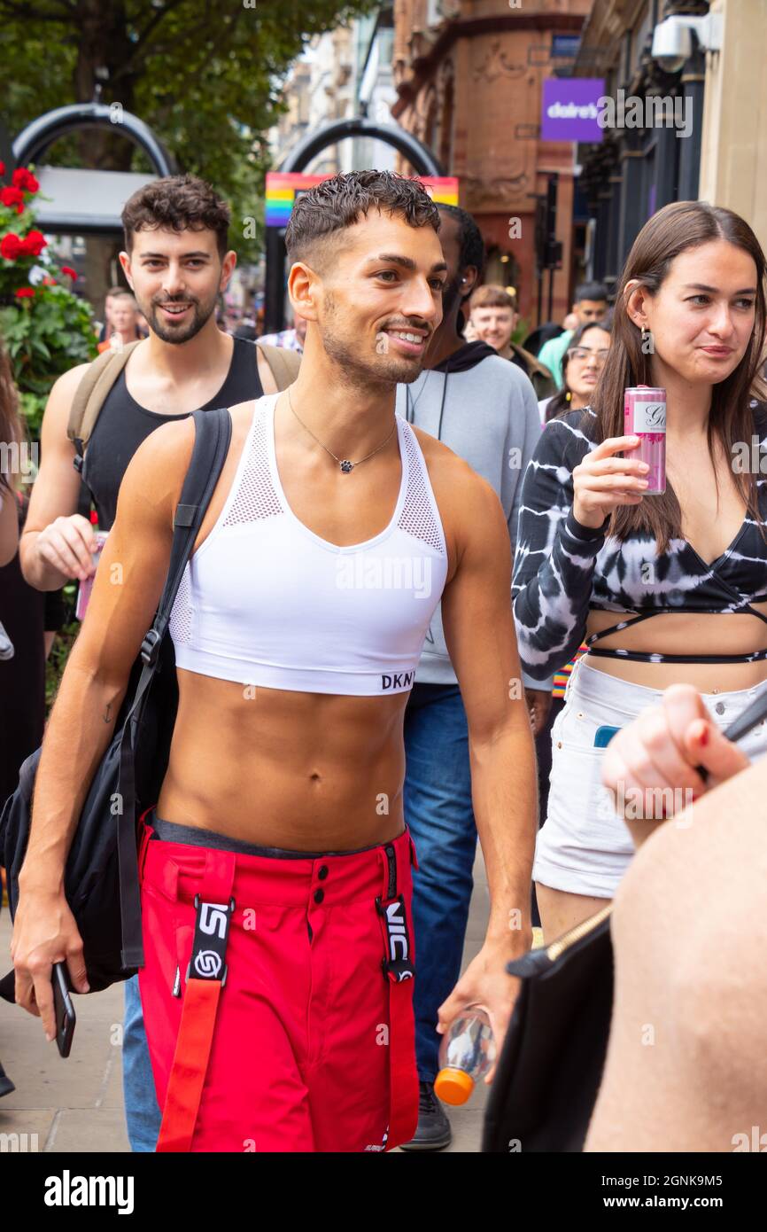 Giovane uomo gay in scatola con abs atletico in cima al raccolto a Birmingham Pride Sabato 25 settembre 2021 Foto Stock