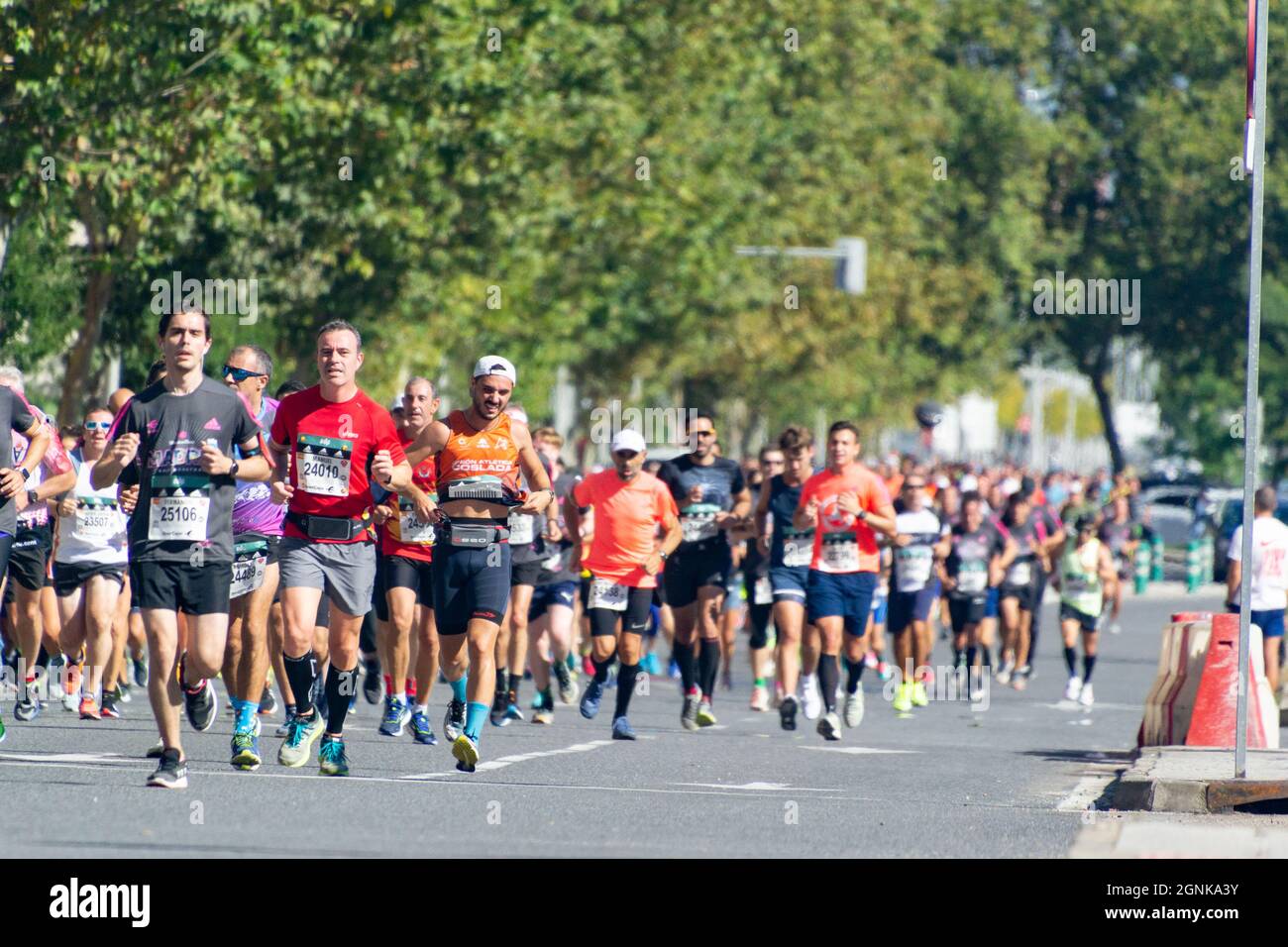 Gruppo di atleti popolari che camminano per le strade di Madrid facendo la Mezza Maratona di Madrid. In Spagna. Europa. Fotografia orizzontale. Foto Stock