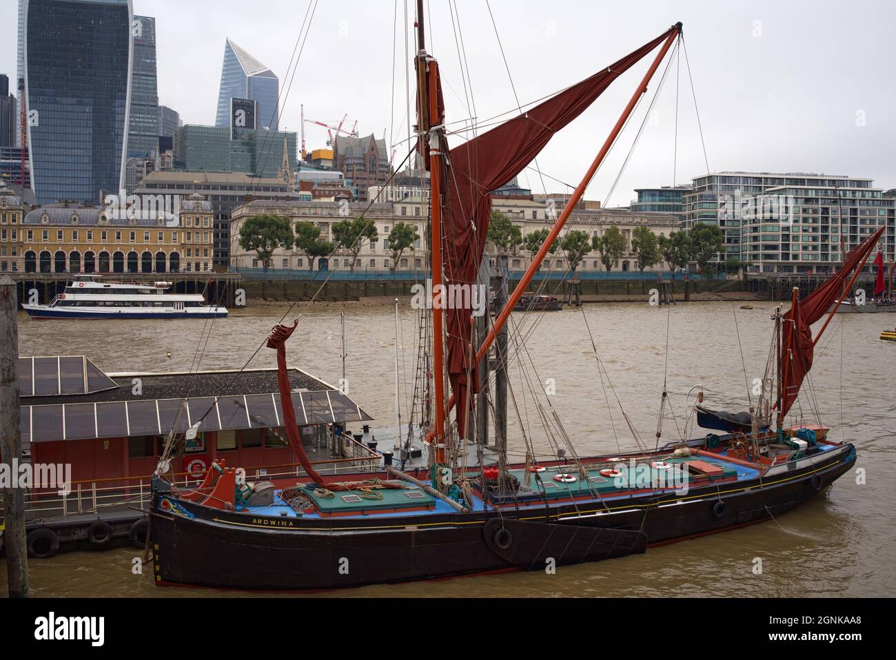 Barca a vela ormeggiata sulla South Bank, Londra Foto Stock