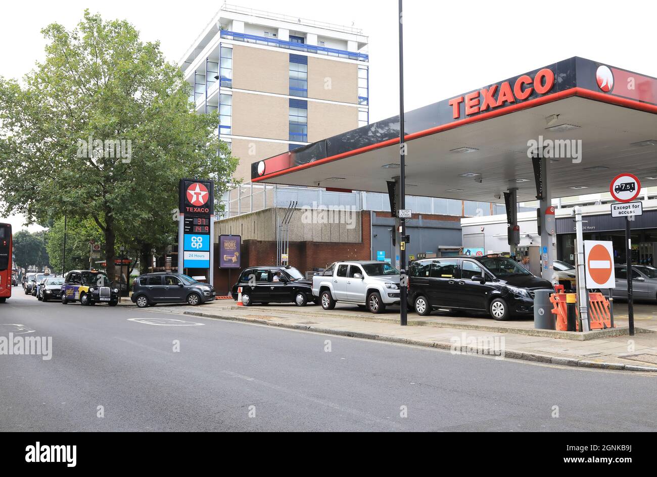 Londra, Regno Unito, 26 settembre 2021. Code fuori dal garage Coop su Caledonian Road, Islingon, a nord di Londra, mentre la crisi del carburante è proseguita e l'acquisto di panico ha contribuito a far funzionare le officine asciutte in tutto il Regno Unito. Credit: Monica Wells/Alamy Live News Foto Stock