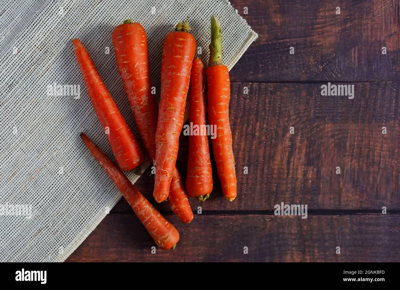 Carote rosse 'Ruby Prince' su un tavolo di legno. Foto Stock