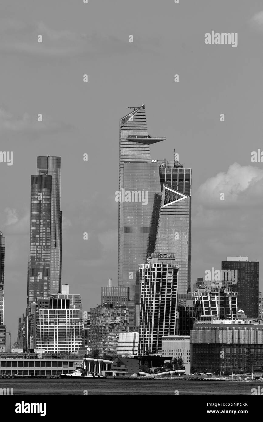 CITY CUSH: Una vista sul fiume dal litorale di Jersey City offre uno sguardo splendidamente panoramico al paesaggio urbano di New York. Foto Stock