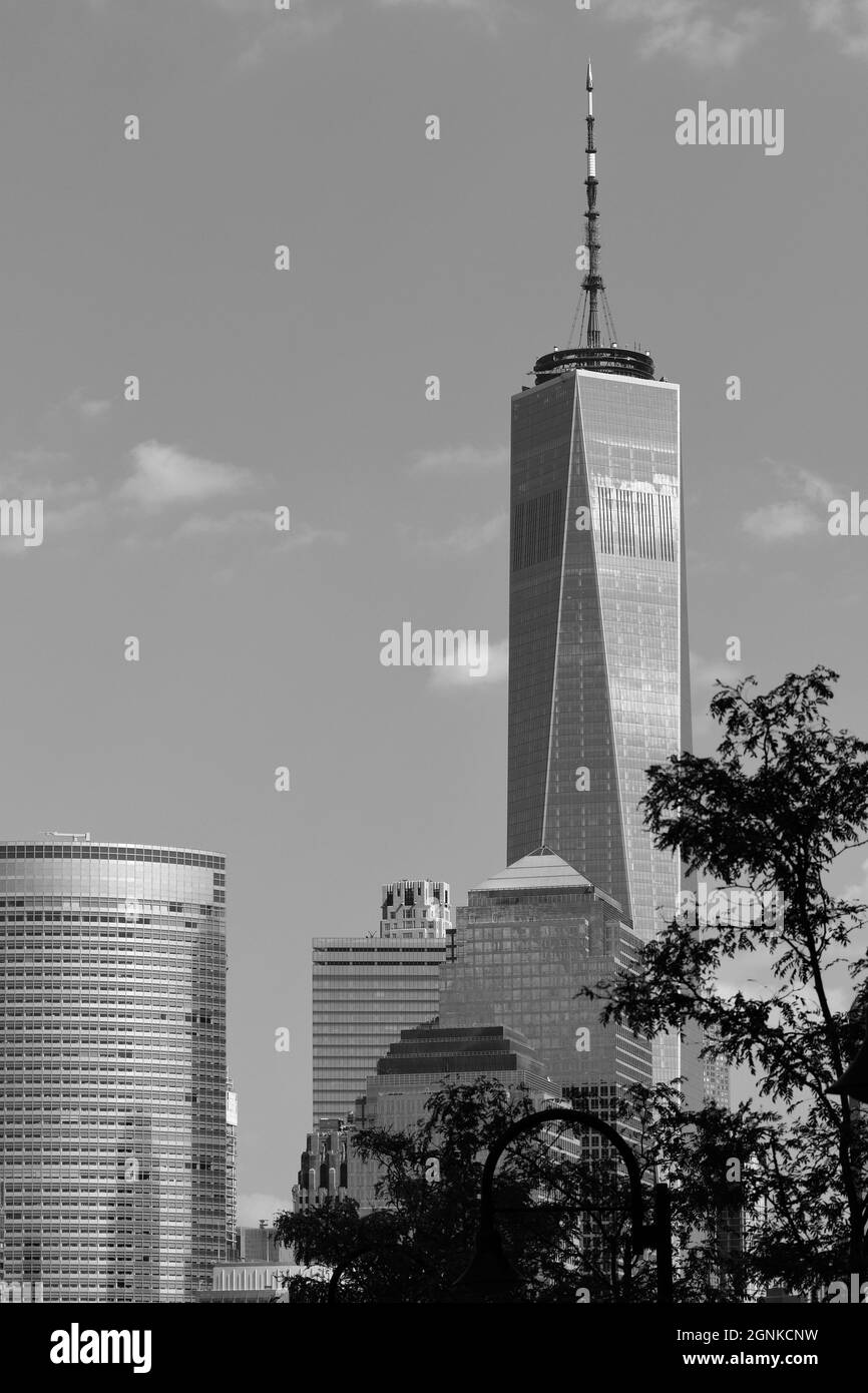CITY CUSH: Una vista sul fiume dal litorale di Jersey City offre uno sguardo splendidamente panoramico al paesaggio urbano di New York. Foto Stock