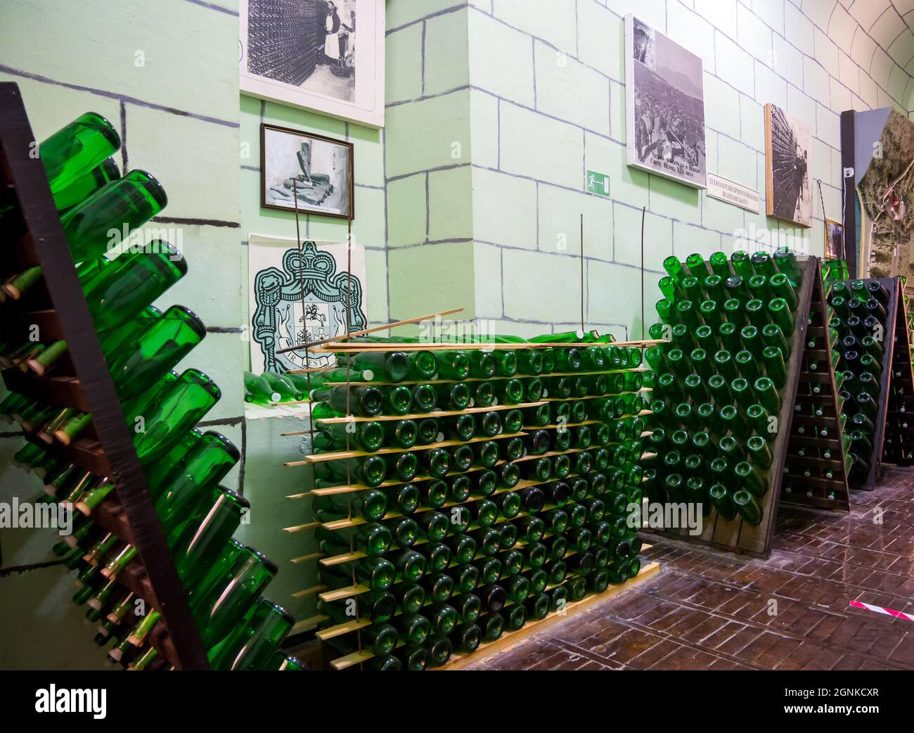 Novyj Svet, Crimea - 17 settembre 2020: Esempi dei processi di stoccaggio e rimunaggio dello champagne. Esposizione della fabbrica di champagne Novy Svet Foto Stock