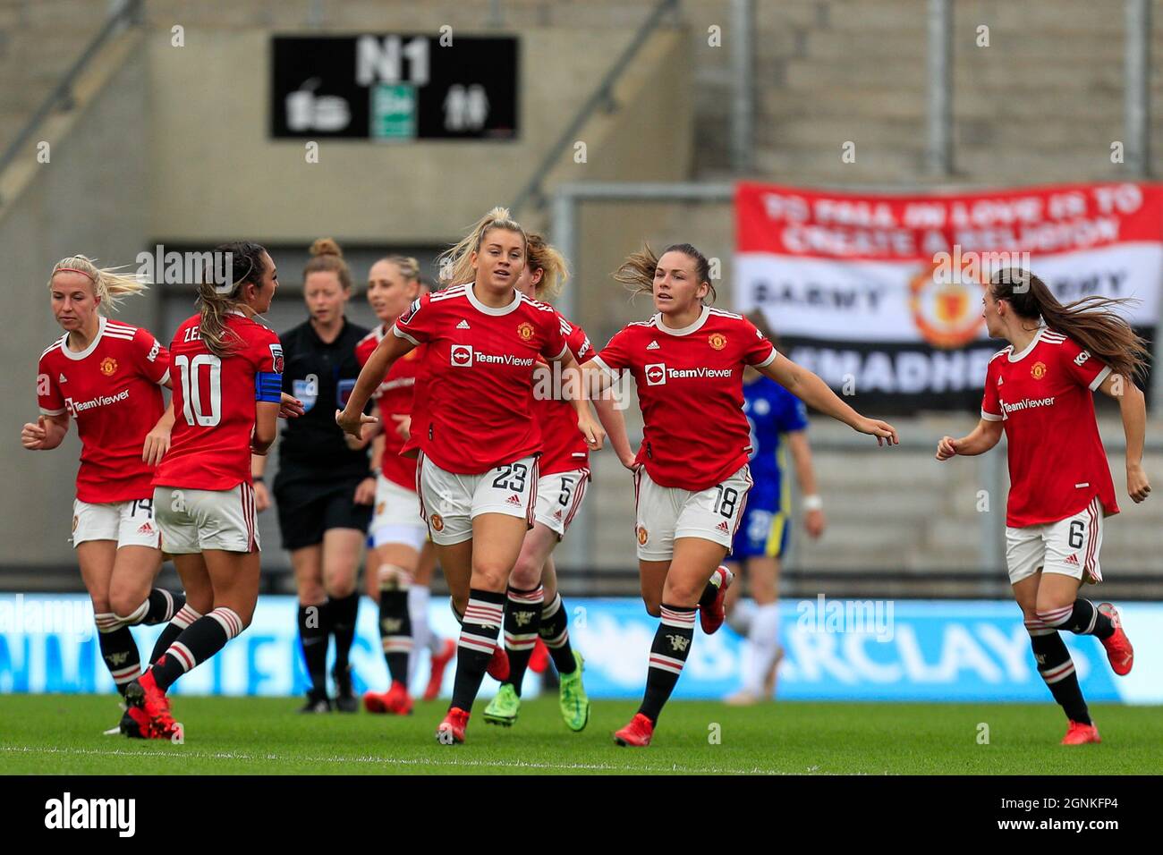 Alessia Russo (23) di Manchester United Women celebra il suo obiettivo e fa il punteggio 1-3 Foto Stock