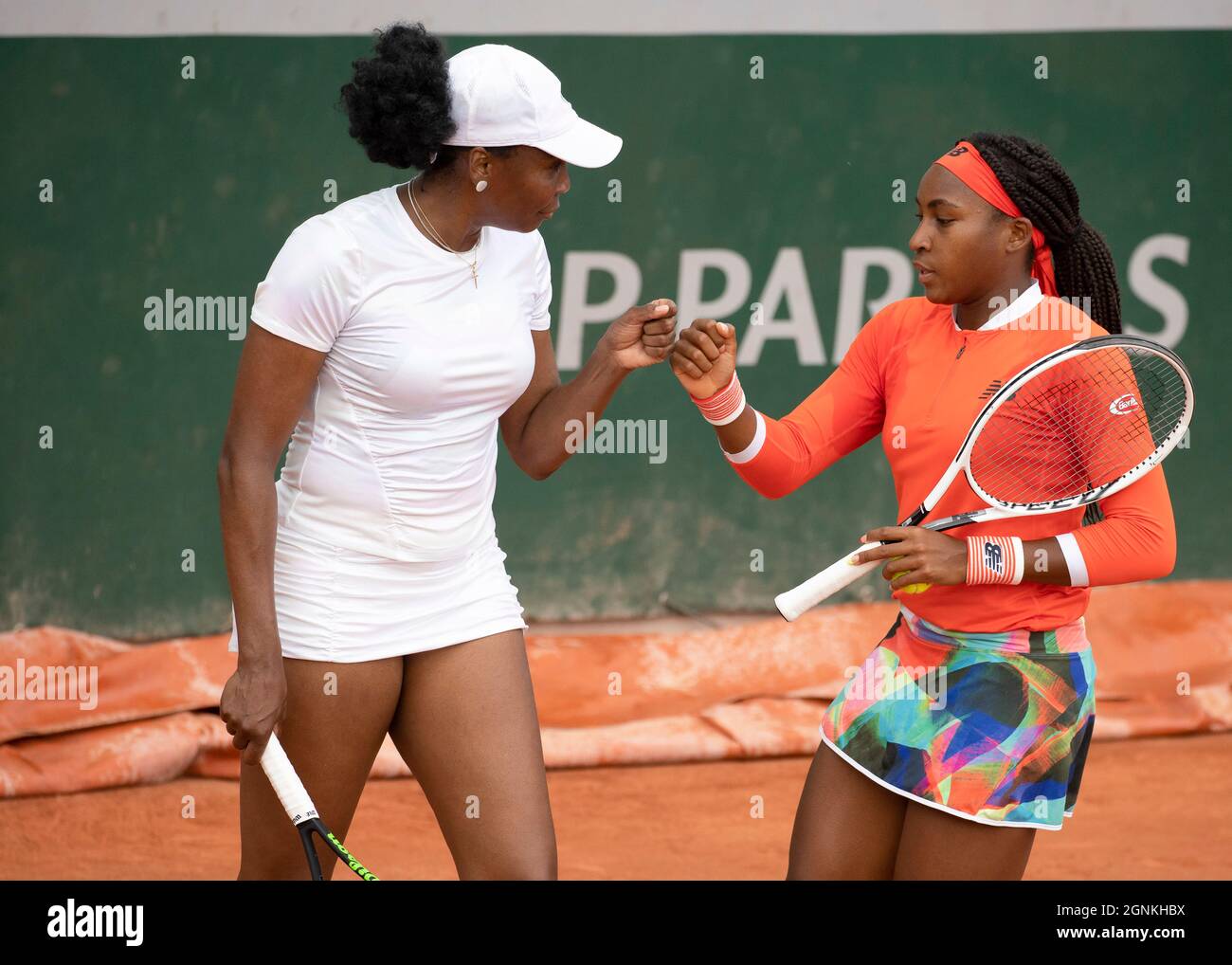 GIOCATORI DI tennis USA Coco Gauff e Venus Williams, torneo di tennis del French Open 2021, Parigi, Francia Foto Stock