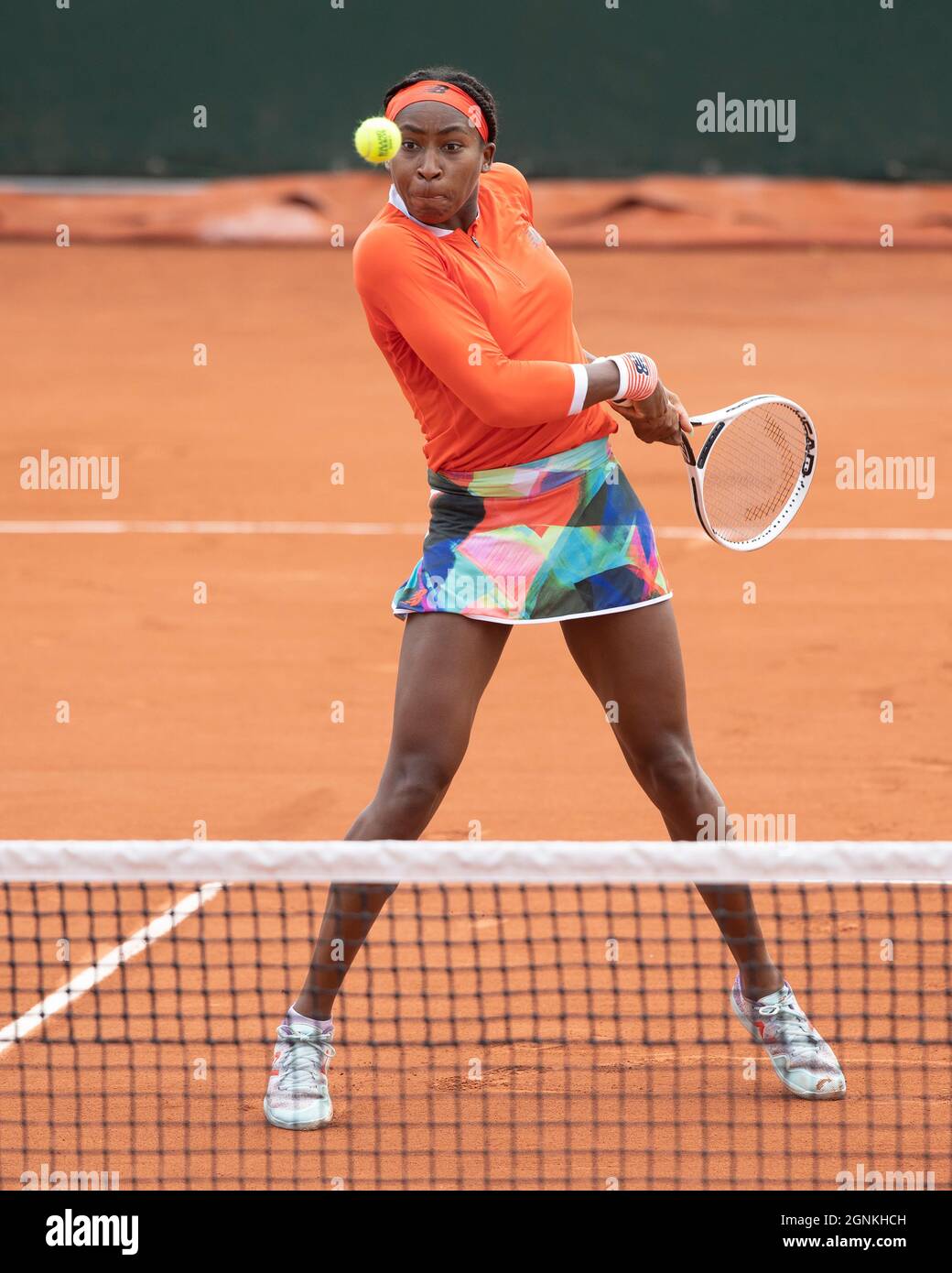 GIOCATORE DI tennis USA Coco Gauff che gioca un tiro al volo, torneo di tennis del French Open 2021, Parigi, Francia Foto Stock