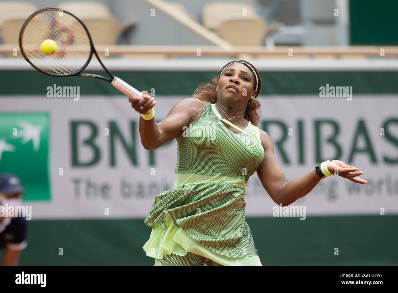 IL tennista STATUNITENSE Serena Williams (USA) sta giocando un calcio d'inizio, torneo di tennis del French Open 2021, Parigi, Francia. Foto Stock