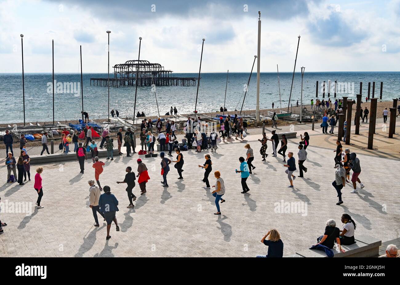 Brighton UK 26 settembre 2021 - Un gruppo di ballerini si godono sul lungomare di Brighton in un pomeriggio caldo ma blustery lungo la costa meridionale : Credit Simon Dack / Alamy Live News Foto Stock