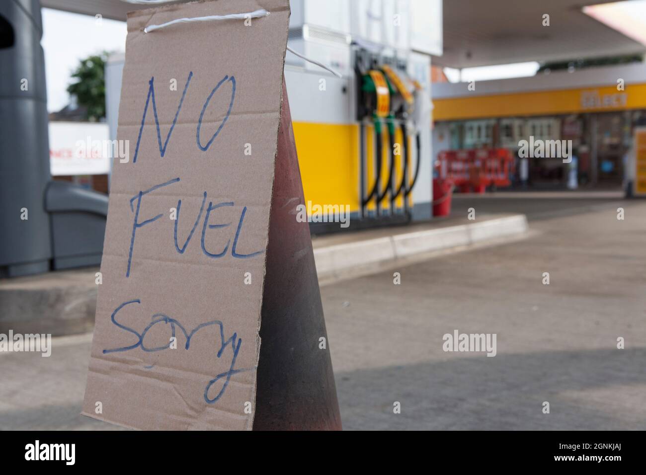 Londra, Regno Unito. 26 settembre 2021. A Balham Hill, nel sud di Londra, una Shell Garage è completamente fuori da tutti i tipi di carburante. Le pompe sono etichettate come fuori uso e i coni stradali hanno i segni scritti a mano che dicono 'No Fuel Spiacenti'. Se da un lato non c’è una carenza assoluta di carburante nel paese, dall’altro la mancanza di conducenti di consegne significa che alcune catene sono scarsi e il conseguente panico nell’acquisto ha aggravato la situazione. Credit: Anna Watson/Alamy Live News Foto Stock