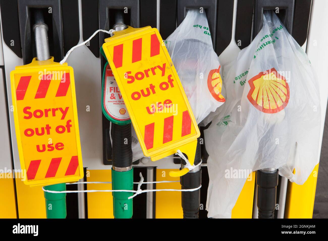 Londra, Regno Unito. 26 settembre 2021. A Balham Hill, nel sud di Londra, una Shell Garage è completamente fuori da tutti i tipi di carburante. Le pompe sono etichettate come fuori uso e i coni stradali hanno i segni scritti a mano che dicono 'No Fuel Spiacenti'. Se da un lato non c’è una carenza assoluta di carburante nel paese, dall’altro la mancanza di conducenti di consegne significa che alcune catene sono scarsi e il conseguente panico nell’acquisto ha aggravato la situazione. Credit: Anna Watson/Alamy Live News Foto Stock