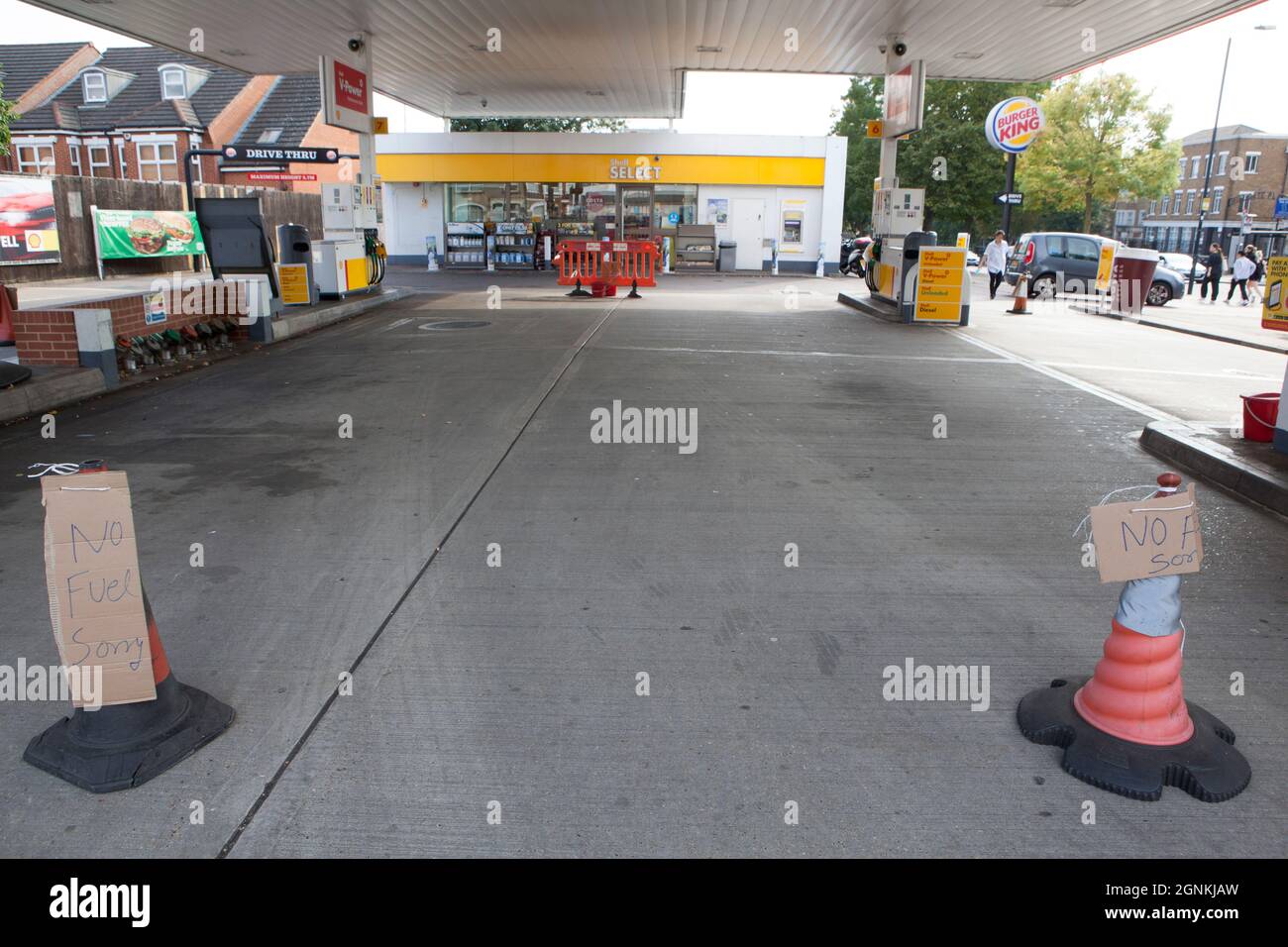 Londra, Regno Unito. 26 settembre 2021. A Balham Hill, nel sud di Londra, una Shell Garage è completamente fuori da tutti i tipi di carburante. Le pompe sono etichettate come fuori uso e i coni stradali hanno i segni scritti a mano che dicono 'No Fuel Spiacenti'. Se da un lato non c’è una carenza assoluta di carburante nel paese, dall’altro la mancanza di conducenti di consegne significa che alcune catene sono scarsi e il conseguente panico nell’acquisto ha aggravato la situazione. Credit: Anna Watson/Alamy Live News Foto Stock