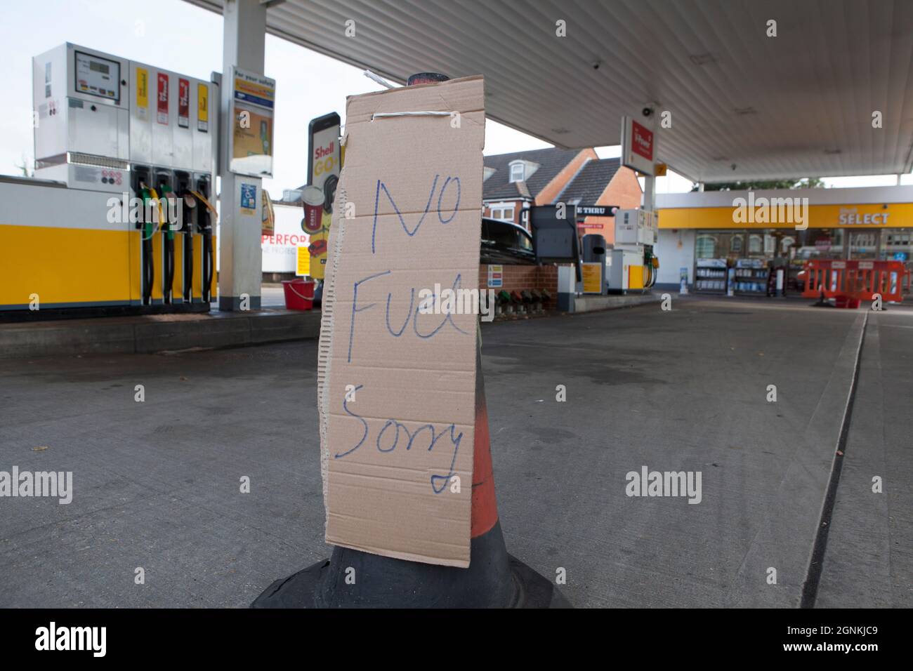 Londra, Regno Unito. 26 settembre 2021. A Balham Hill, nel sud di Londra, una Shell Garage è completamente fuori da tutti i tipi di carburante. Le pompe sono etichettate come fuori uso e i coni stradali hanno i segni scritti a mano che dicono 'No Fuel Spiacenti'. Se da un lato non c’è una carenza assoluta di carburante nel paese, dall’altro la mancanza di conducenti di consegne significa che alcune catene sono scarsi e il conseguente panico nell’acquisto ha aggravato la situazione. Credit: Anna Watson/Alamy Live News Foto Stock