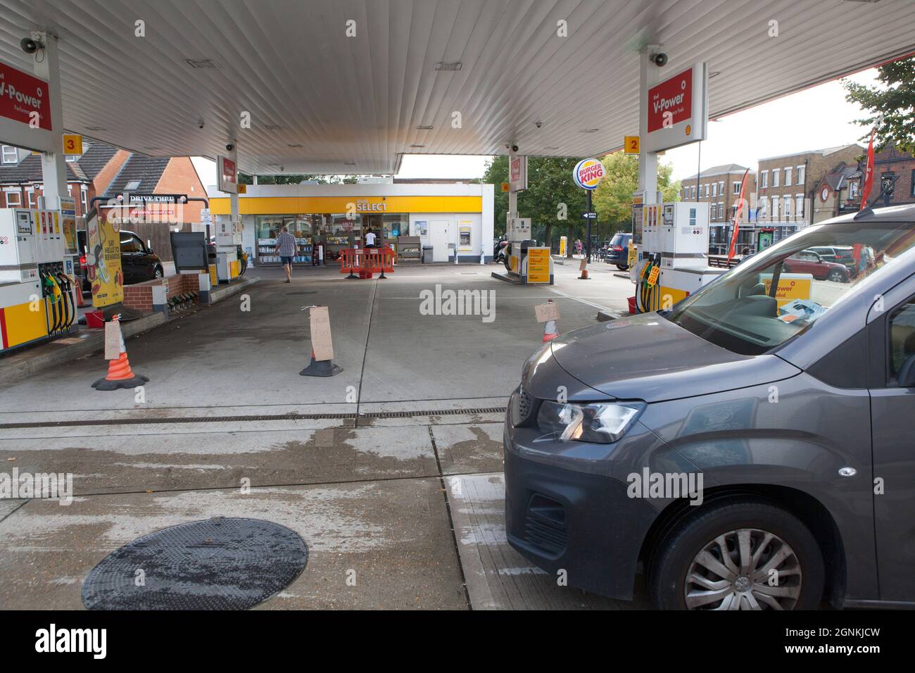 Londra, Regno Unito. 26 settembre 2021. A Balham Hill, nel sud di Londra, una Shell Garage è completamente fuori da tutti i tipi di carburante. Le pompe sono etichettate come fuori uso e i coni stradali hanno i segni scritti a mano che dicono 'No Fuel Spiacenti'. Se da un lato non c’è una carenza assoluta di carburante nel paese, dall’altro la mancanza di conducenti di consegne significa che alcune catene sono scarsi e il conseguente panico nell’acquisto ha aggravato la situazione. Credit: Anna Watson/Alamy Live News Foto Stock